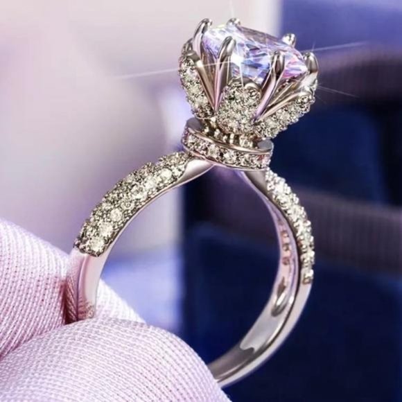 Jewelry - NEW 925 STERLING SILVER FLOWERED DIAMOND RING, CUTE RING, SHINY RING.